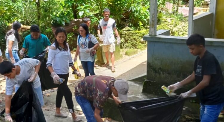Pengasuh & Remaja Syaloom Aksi Pungut Sampah di Lingkungan Jemaat